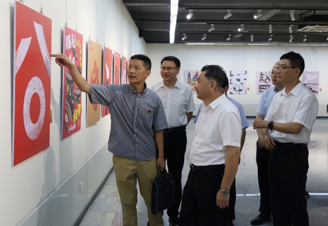 黄冈师范学院：“爱和平·铭记历史”纪念中国人民抗日战争暨世界反法西斯战争胜利80周年全国主题创意活动展举办