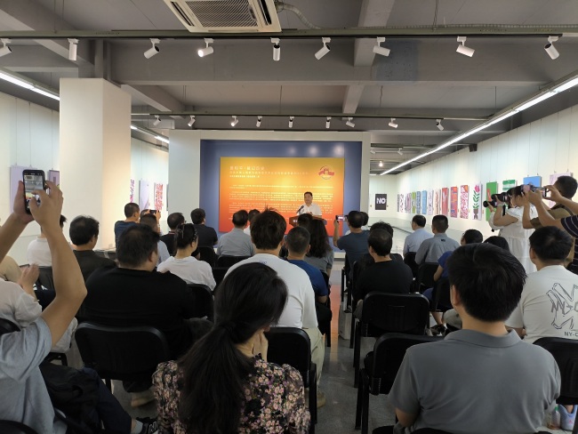 黄冈师范学院：“爱和平·铭记历史”纪念中国人民抗日战争暨世界反法西斯战争胜利80周年全国主题创意活动展举办